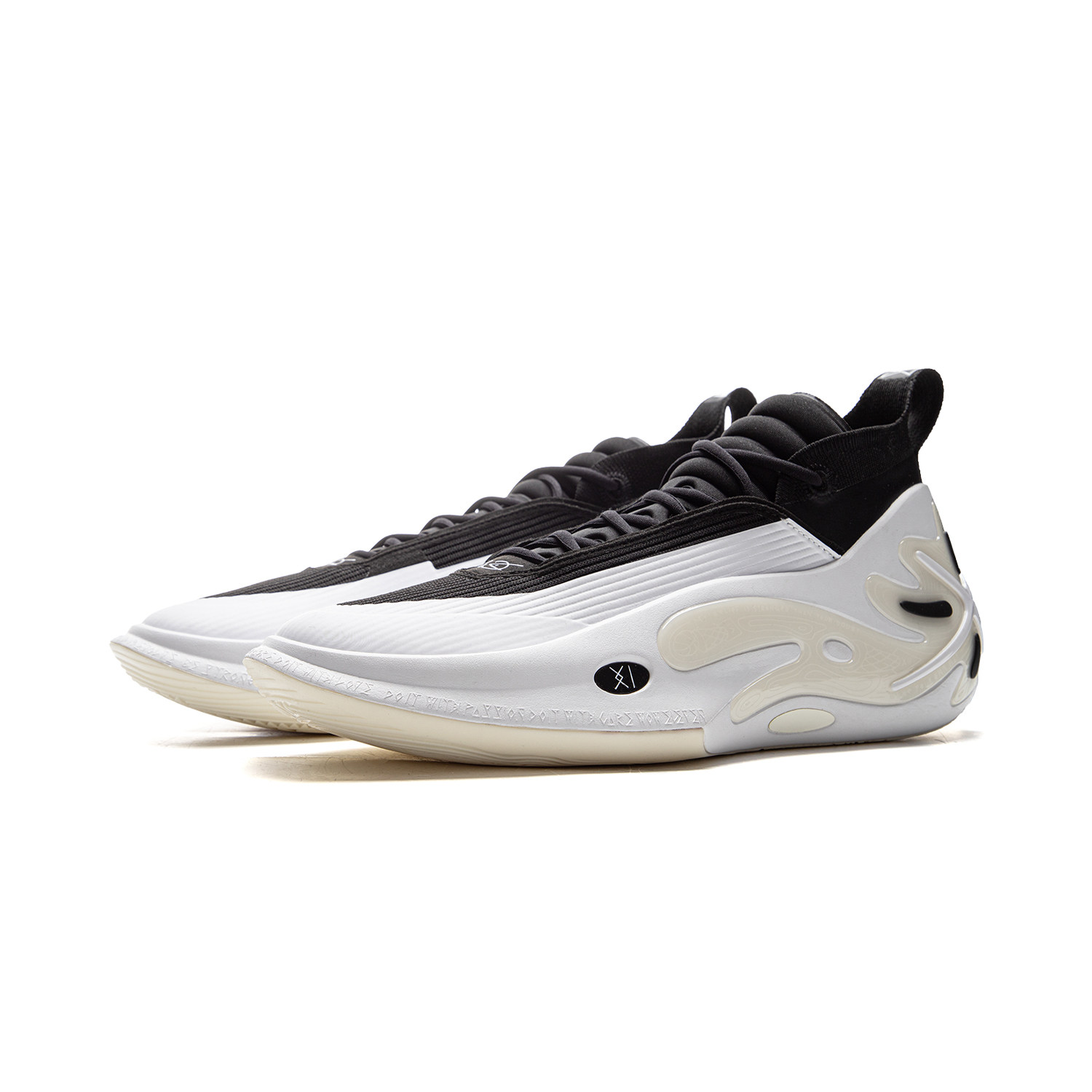 里夫斯穿着准者AR3得到16分5篮板7助攻3抢断(图1)