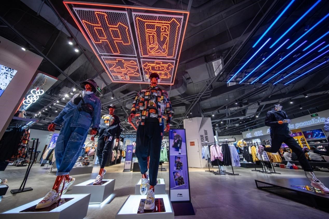 时尚与运动的完美结合——adidas梅赛德斯AMGF1车队遮阳棒球帽(图1)